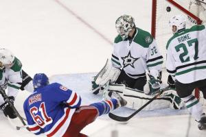 Nash Heroics: A diving Rick Nash beats Kari Lehtonen for the game-winner with 1:58 remaining.  Getty Images/Jason DeCrow